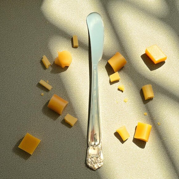 Wm Rogers 1847 Silver Plate Soft Cheese Spreader - Picture 2 of 4